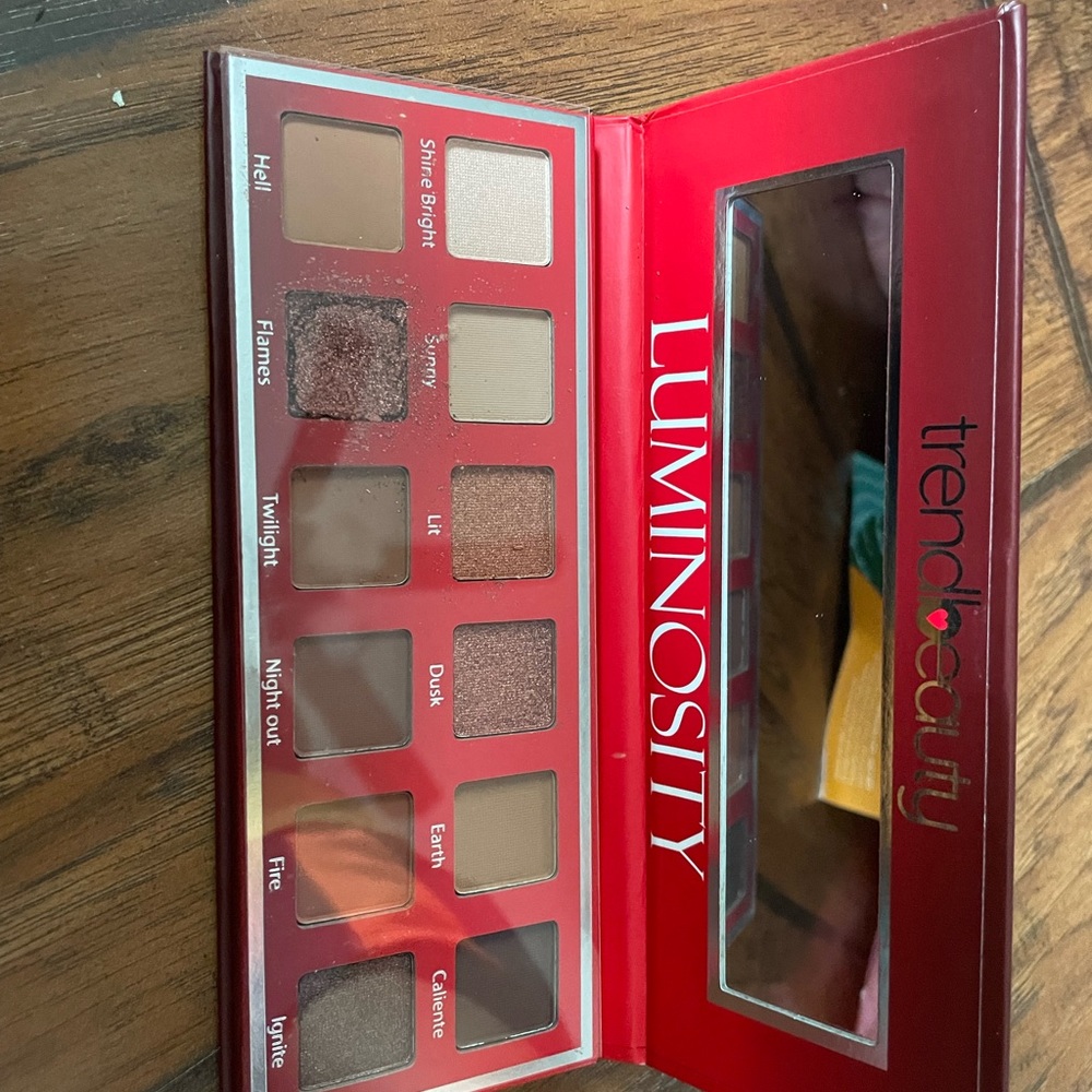 Luminosity eye shadow palette